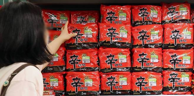 [서울=뉴시스] 김병문 기자 = 서울 한 대형마트에 신라면이 진열돼 있다. 2021.07.29.