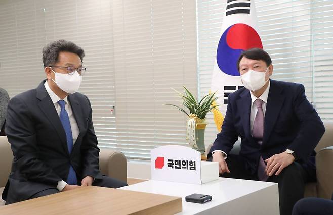 [서울=뉴시스] 국회사진기자단 = 윤석열 국민의힘 대선 후보가 15일 서울 여의도 국민의힘 당사에서 이철희 청와대 정무수석으로부터 문재인 대통령이 보낸 대선 후보 선출 축하난을 받은 후 환담하고 있다. 2021.11.15.