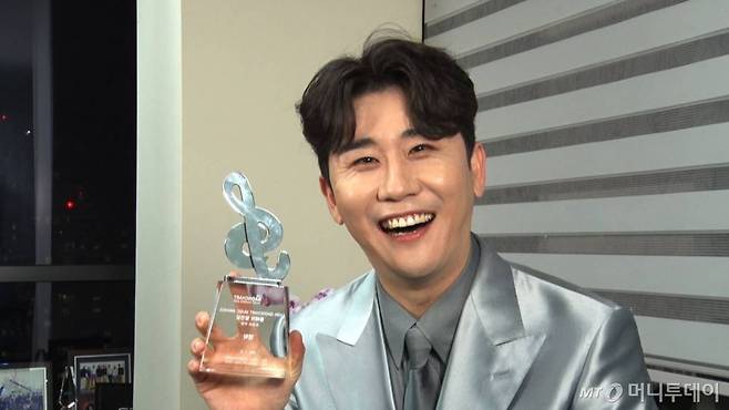 가수 영탁이 13일 오후 온택트로 진행된 '제10회 가온차트 뮤직 어워즈'의 시상식에서 올해의 발견상을 수상한 뒤 소감을 밝히고 있다. /사진제공=가온차트뮤직어워즈 /사진=이동훈 기자 photoguy@