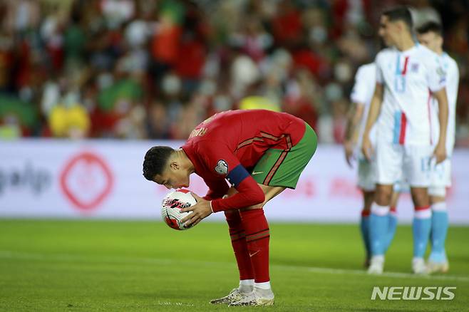 [파로=AP/뉴시스]크리스티아누 호날두가 페널티킥을 준비하고 있다. 2021.10.12.