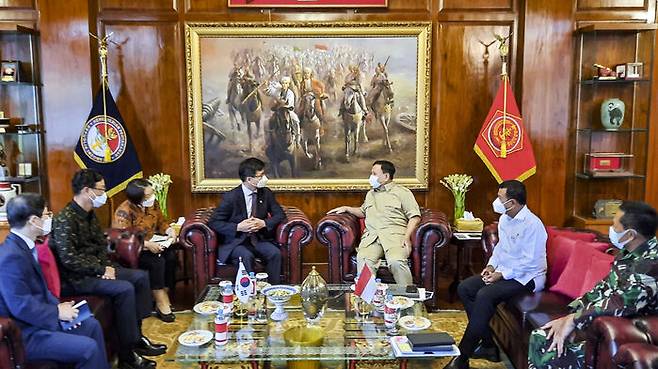 지난 3월 인도네시아 국방부에서 강은호 방사청장과 프라보워 국방장관이 대화하고 있다.