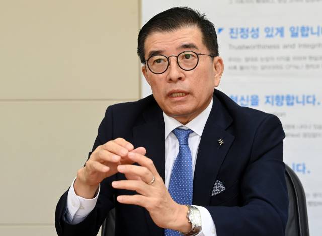강석희 HK이노엔 대표가 16일 서울경제와의 인터뷰에서 회사의 비전에 대해 설명하고 있다./오송=권욱 기자
