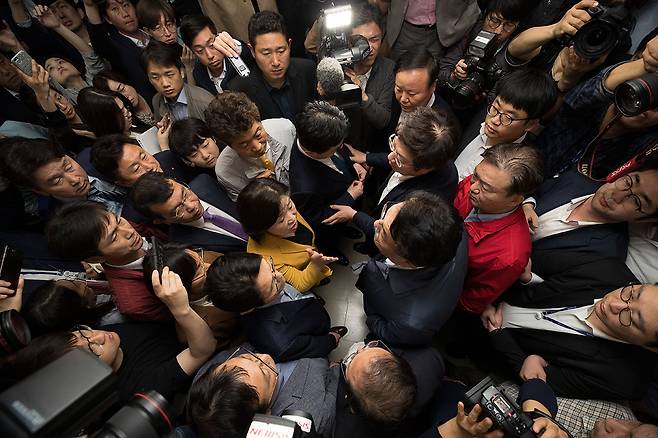 2019년 4월26일 국회 정치개혁특별위원회 위원장인 심상정 정의당 의원이 선거법 개정을 반대하는 자유한국당 의원·보좌진들과 대치하고 있다. ⓒ시사IN 이명익