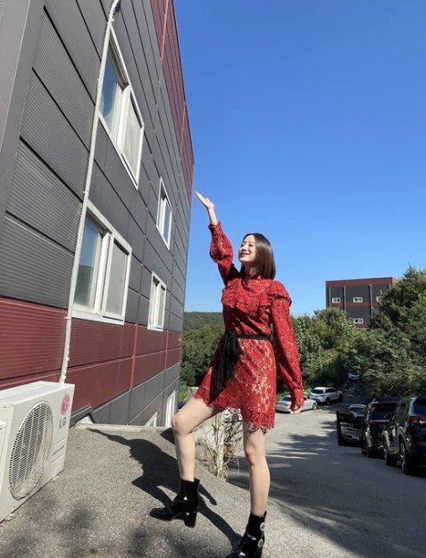 WoHyelim, from the group Wonder Girls, boasted a pure visual.On the morning of the 16th, Wu Hyelim posted several photos on his instagram with the phrase Magic Clothes at 10 am today.In the open photo, Wu Hyelim took a picture wearing a red ton dress.Wu Hyelim drew attention by posing with a fresh smile and enjoying nature in the background of the blue sky.Above all, I boasted a small face and a clear look from afar, and I was impressed.Meanwhile, Hyelim was a new member of Wonder Girls in 2010 and has been focusing on his studies since the team disbanded in 2017.After eight years of devotion last year, he married Taekwondo player Shin Min-chul and is currently in pregnancy.