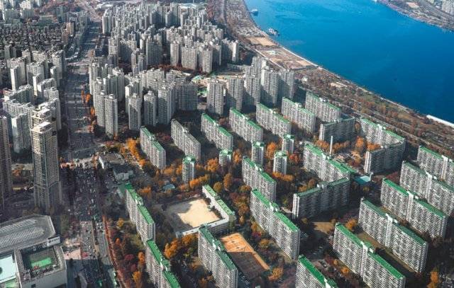 22일 발송되는 종합부동산세 고지서를 받을 납세자들이 지난해보다 10만 명 정도 늘어날 것으로 보인다. 16일 오후 서울 송파구 롯데월드타워에서 바라본 아파트 단지 모습. 뉴시스