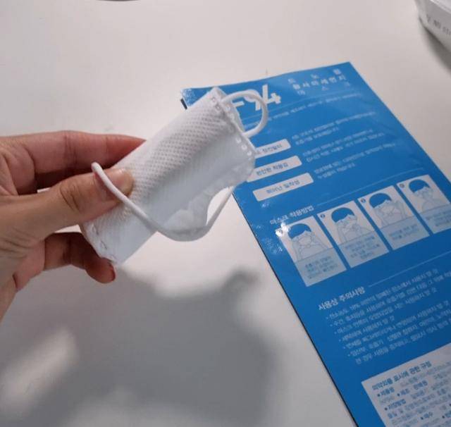 마스크도 플라스틱으로 만든다. 감염 위험을 막기 위해 돌돌 말아 일반쓰레기로 배출해야 한다. 현유리 PD