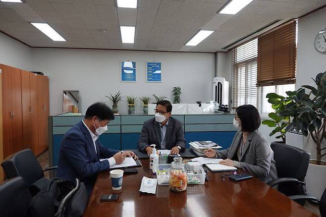 왼쪽에서부터 시계방향으로 박병랑 실장, 박귀열 단장, 이영주 담당자