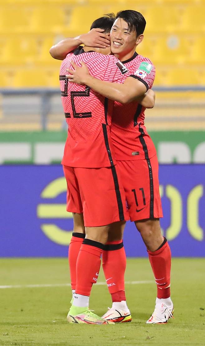 16일(현지시간) 카타르 도하 타니 빈 자심 스타디움에서 열린 2022 카타르 월드컵 아시아 최종예선 A조 6차전 한국과 이라크의 경기. 한국 정우영(22)이 팀의 세번째 골을 넣은 뒤 동료 황희찬과 기뻐하고 있다.[연합뉴스]