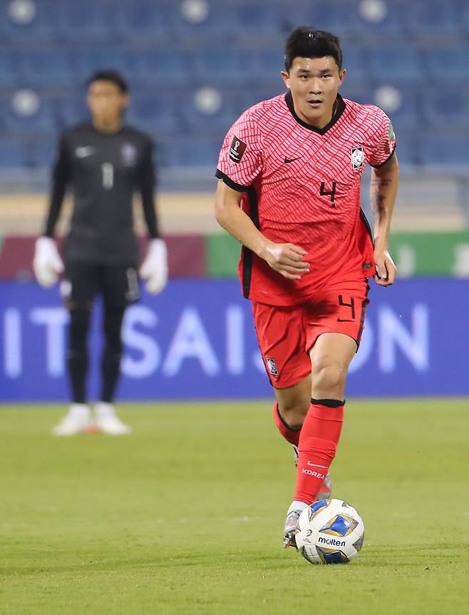 김민재가 16일(현지시간) 카타르 도하 타니 빈 자심 스타디움에서 열린 이라크와 월드컵 최종예선 A조 6차전서 드리블을 하고 있다. [연합]