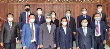 16일 오후 한국 기업인들이 라오스 비엔타안 정부청사에서 신라봉 라오스 주석을 만나 기념 촬영을 하고 있다. 앞줄 왼쪽 세번째부터 정원주 중흥그룹 부회장, 신라봉 주석, 양영환 회장. 박일한 기자