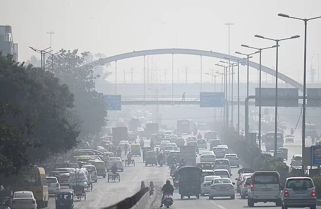 현지시간으로 지난 16일 스모그에 뒤덮인 인도 뉴델리. 뉴델리는 WHO 기준치의 20배를 웃도는 심각한 대기오염으로 곤혹을 치르고 있다. 사진=AFP 연합뉴스