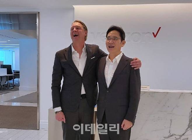 17일(현지시간) 미국 뉴저지주 버라이즌 본사에서 만난 이재용 삼성전자 부회장(오른쪽)과 한스 베스트베리 CEO의 모습. 사진=삼성전자 제공