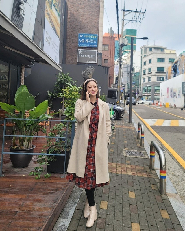 WoHyelim, a former girl group Wonder Girls, boasted the D line.Wu Hyelim told his Instagram on the 18th that he was pregnancy with heart emoticons.The picture shows the daily life of Wu Hyelim, who is now five months old in pregnancy, wearing a comfortable long dress and a coat.Here, I wore a hair band and showed off my charm.At this time, Wu Hyolim felt the excitement of the preliminary mamma as he smiled brightly or looked down at the ship with his hands wrapped around the slightly outstretched D line.Wu Hyelim recently received a lot of congratulations on his instagram, saying, We have a baby angel for our couple!Meanwhile, Wu Hyelim joined the Wonder Girls as a new member in 2010.Wu Hyelim, who was concentrating on her studies after the group disbanded in 2017, married Taekwondo player Shin Min-chul last year after eight years of devotion.