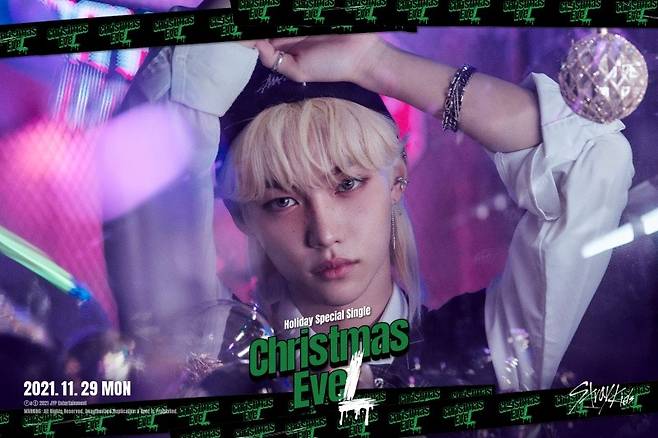 Stray Kids has heralded a different season song.JYP Entertainment released a personal image of the special single Christmas EveL on the official SNS channel on the 18th.This time, Han, Felix, Seungmin, and Ayen were the main characters. Christmas atmosphere was outstanding. Members showed visuals in colorful tree objects.Stray Kids will release the Holiday Special Single Christmas Evil at 6 pm on the 29th.Alvin and the Chipmunks of Christmas: The Road Chip is the theme.I kept my promise with Stay (Fandum Name). Stray Kids predicted a season song in the Step Out 2021 video posted on January 1.Christmas Evil is a surprise gift to repay the fans big support, the official said.