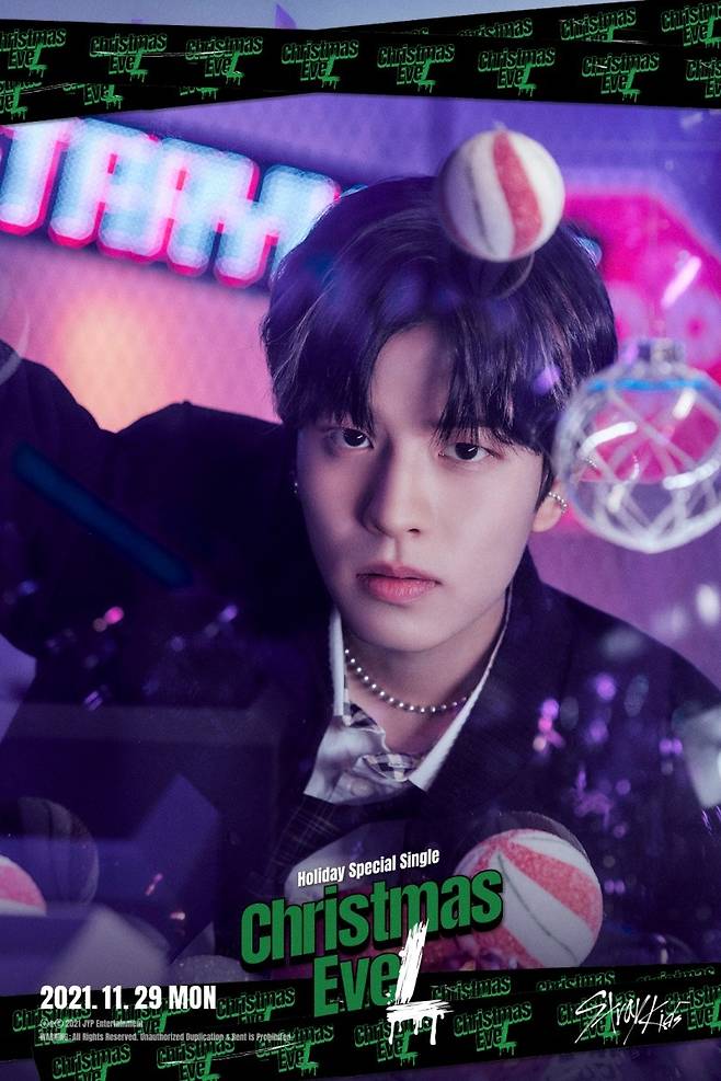 Stray Kids has heralded a different season song.JYP Entertainment released a personal image of the special single Christmas EveL on the official SNS channel on the 18th.This time, Han, Felix, Seungmin, and Ayen were the main characters. Christmas atmosphere was outstanding. Members showed visuals in colorful tree objects.Stray Kids will release the Holiday Special Single Christmas Evil at 6 pm on the 29th.Alvin and the Chipmunks of Christmas: The Road Chip is the theme.I kept my promise with Stay (Fandum Name). Stray Kids predicted a season song in the Step Out 2021 video posted on January 1.Christmas Evil is a surprise gift to repay the fans big support, the official said.