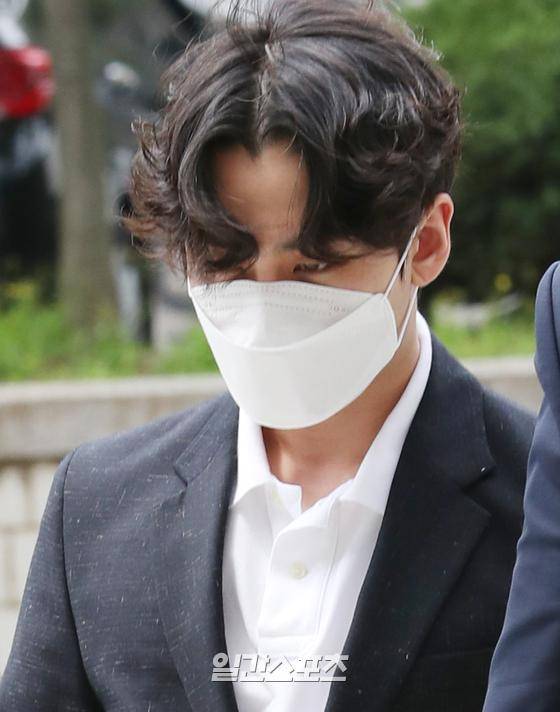 대마초 상습 흡연 혐의를 받고 있는 그룹 비투비 출신 정일훈이 10일 오후 서울 서초동 서울중앙지법에서 진행된 선고 공판에 참석하고 있다. 서울중앙지방법원 형사합의 22부(부장판사 양철한)는 10일 오후 2시 정일훈의 마약류 관리에 관한 법률 위반 혐의 선고 공판에서 장역 2년을 선고했다. 정일훈은 도주의 우려가 있어 법정구속됐다. 김진경 기자 kim.jinkyung@jtbc.co.kr/2021.06.10/