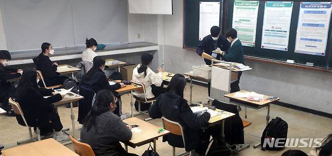[전주=뉴시스] 김얼 기자 = 2022학년도 대학수학능력시험일인 18일 전북 전주시 전주근영여자고등학교에서 수험생들이 시험 준비를 하고 있다. (전북사진기자단 공동취재사진) 2021.11.18. pmkeul@newsis.com