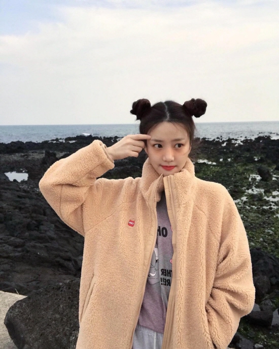 On Wednesday, Lee Yu-bi posted several photos on Instagram with the caption: Jeju Island.Lee Yu-bi in the photo has cute hair tied up and poses in various poses against the backdrop of the Jeju Island sea.The beauty stands out for a while.Lee Yu-bi is the daughter of Actor Kyeon Mi-ri and the sister of Lee Da-in, who is in public devotion to Lee Seung-gi.Lee Yu-bi starred in the Teabing original Yumis Cells.Photo: Lee Yu-bi Instagram