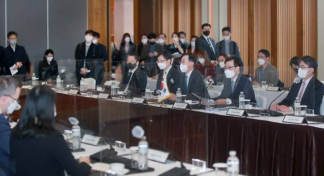 여한구 산업통상자원부 통상교섭본부장은 19일 서울 신라호텔 루비홀에서 캐서린 타이 미국 무역대표부(USTR) 대표를 비롯한 한-미 양국 정부대표단이 참석한 가운데 ‘2012년 발효된 한-미 FTA 이행상황을 점검하고, 양국간 통상현안을 논의’ 하기 위해 열린 ‘제6차 한-미 자유무역협정(FTA) 공동위원회’에 참석했다. (사진=산업부)