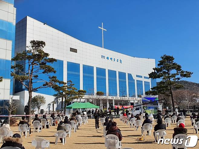 부산 강서구 세계로교회가 잔디밭에서 대면예배를 진행하고 있다. 2020.1.17/뉴스1 © News1 노경민 기자