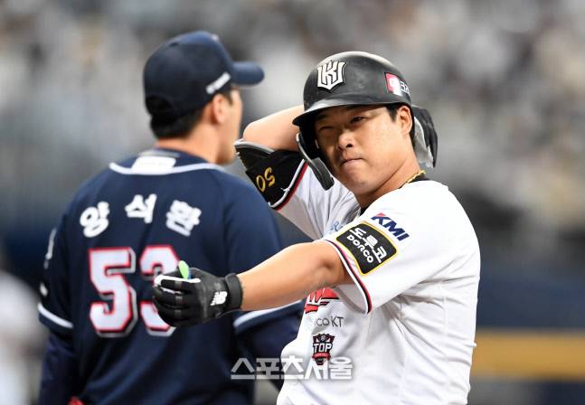 KT 강백호가 15일 고척스카이돔에서 열린 2021 KBO리그 KT와 두산의 한국시리즈 2차전 1회말 1사 두산 선발투수 최원준을 상대로 안타를 치고 세리머니를 하고 있다. 2021. 11. 15. 고척 | 박진업기자 upandup@sportsseoul.com