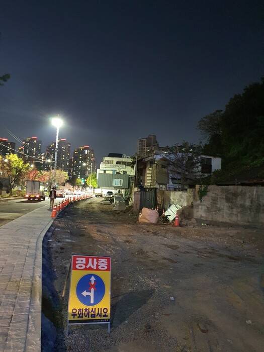 광주 동구청이 학동 유흥업소 건물 철거 공사를 하는 모습. 정대하 기자