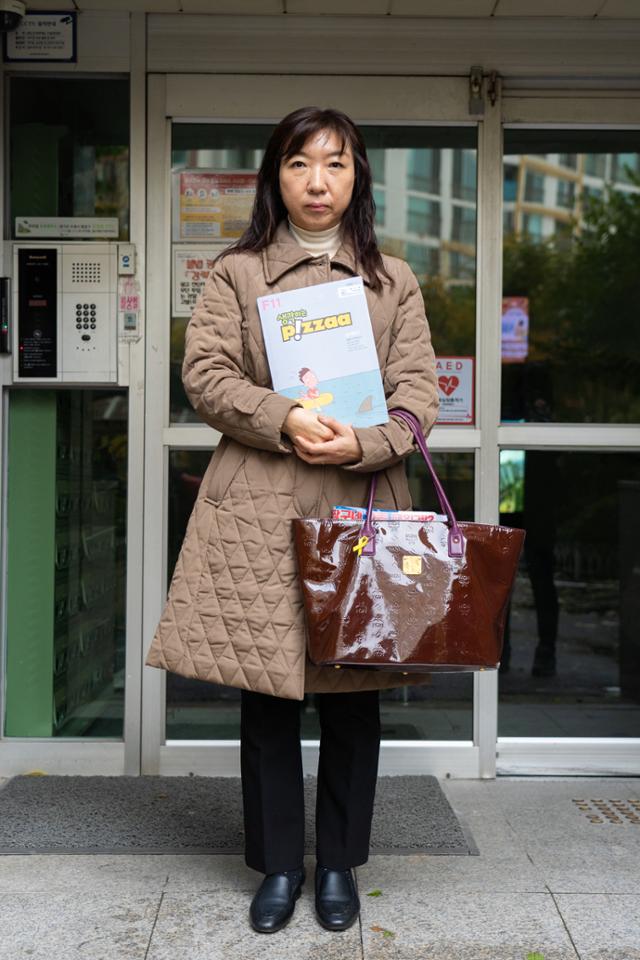 지난 8일 경기 수원시의 한 아파트 단지에서 재능교육 교사 여민희(48)씨가 재능교육 학습지를 들고 있다.