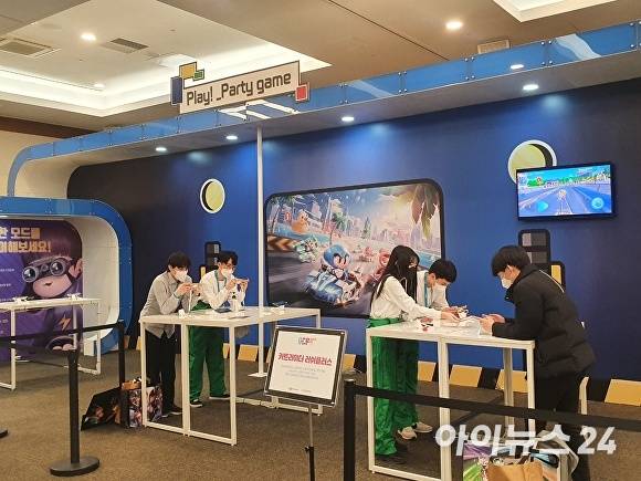 지난18일 부산 벡스코 컨벤션홀에서 열린 2021 게임문화축제에서 관람객들이 게임체험을 즐기고 있다. [사진=변진성 기자]