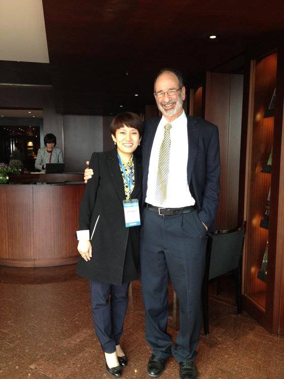 노벨경제학상 수상자인 앨빈 로스(오른쪽) 하버드대 경영대학원 교수와 함께한 이수형 교수. 이 교수는 로스 교수의 유일한 한국인 제자다. [본인제공]