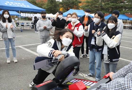 대구 달서구 계명대학교 성서캠퍼스에서 2학기 학생 참여 주간을 맞아 체험부스를 찾은 학생들이 힘껏 펀치를 날리고 있다. 이번 행사는 코로나19 장기화로 위축된 학생들이 위드 코로나 시대를 맞아 다양한 캠퍼스 활동을 재개하고 단계적 일상회복을 위해 마련됐다. 뉴스1