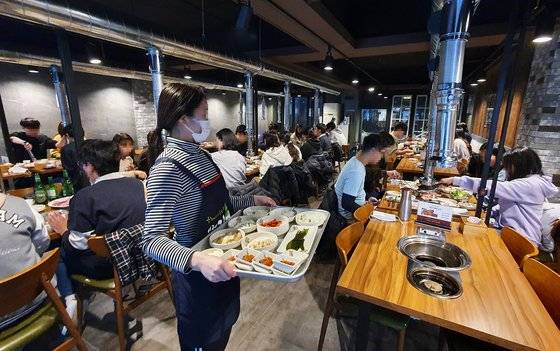 충남대 주변 궁동의 한 식당이 손님들로 북적이고 있다. 식당 주인은