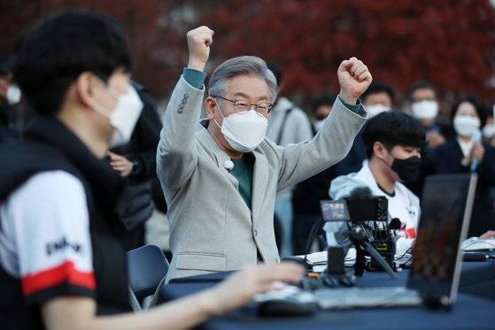 이재명 더불어민주당 대선 후보가 19일 대전 서구 대전엑스포시민광장에서 국제게임전시회 지스타(G-STAR) 2021과 관련해 열린 '세기의 게임대전'에 참석해 프로게이머들과 게임 카트라이더를 한 후 두 팔을 들어올리고 있다. 뉴시스