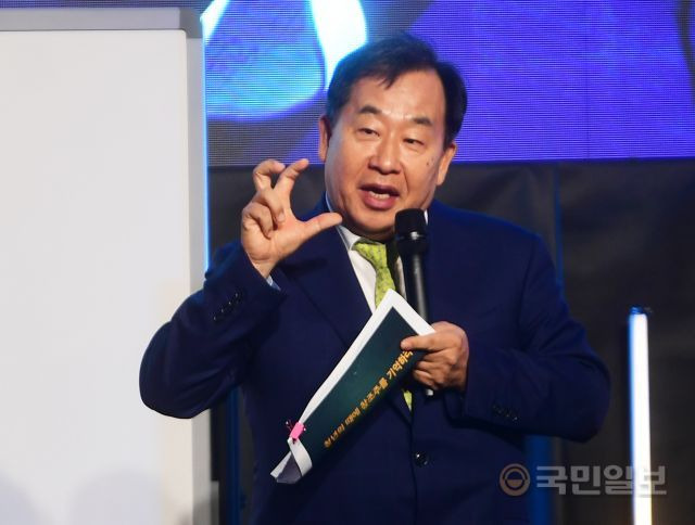 손주은 메가스터디 회장이 19일 서울 강남구 신사동 광림교회 본당 대예배실에서 개최한 ‘갓플렉스(God Flex) 시즌2’ 행사에서 하나님을 만난 이야기를 전하고 있다. 강민석 선임기자