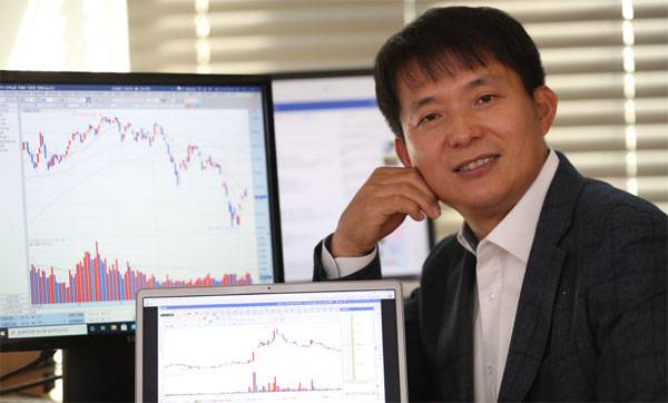 `마하세븐`이라는 별칭으로 유명한 한봉호 타스톡 대표가 서울 도봉구 자신의 사무실에서 웃고 있다. 한 대표는 홈트레이딩시스템(HTS)상에서 남들처럼 호가창과 차트 정도를 본다. 그는 "특별한 게 없어 보이지만 나만의 보는 방법이 있다"고 말한다.  [이충우 기자]