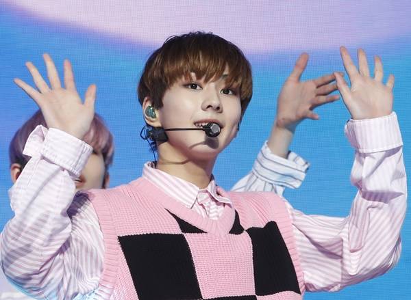 엔하이픈 정원이 19일 팬 커뮤니티 위버스를 통해 지난 18일 일었던 ‘막말’ 논란에 사과했다. 사진은 지난 4월 서울 용산구 블루스퀘어에서 열린 두번째 미니앨범 쇼케이스에서 퍼포먼스를 펼친 정원. /사진=뉴스1