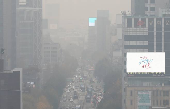 19일 오전 서울 시내가 뿌옇게 보인다. 기상청은 이날 미세먼지 농도는 수도권과 강원 영서, 충청권, 대구, 경북은 '나쁨', 그 밖의 권역은 '보통' 수준을 보이겠다고 예보했다. 연합뉴스