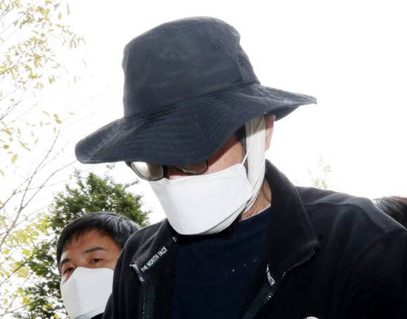 층간소음으로 갈등을 빚은 이웃 일가족 3명을 흉기로 다치게 한 혐의를 받는 40대 A씨가 구속 전 피의자 심문(영장실질심사)을 받기 위해 17일 오후 인천시 미추홀구 인천지방법원에 들어서고 있다. 연합뉴스