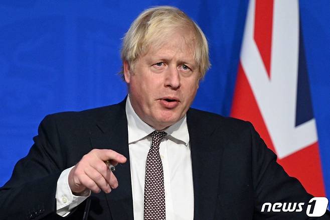 보리스 존슨 영국 총리가 15일(현지시간) 런던 다우닝가에서 "2회 차 백신 접종 후 6개월이 지난 40대에게도 부스터샷을 시행할 것＂이라고 밝히고 있다. © AFP=뉴스1 © News1 우동명 기자