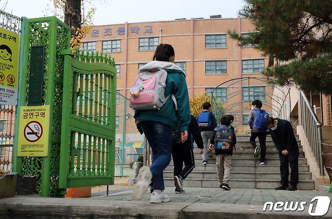 19일 오전 서울 종로구 청운초등학교에서 학생들이 등교를 하고 있다. 수도권을 포함한 전국의 유치원·초등·중·고등학교 학생들이 다음주인 22일부터 전면 등교를 실시한다. 2021.11.19/뉴스1 © News1 박세연 기자