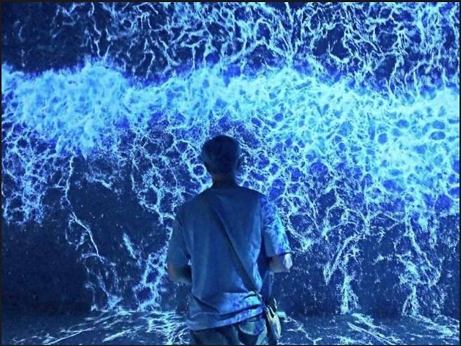 디스트릭트의 사내 예술가 그룹 '에이스트릭트'가 지난해 국제갤러리에서 연 전시회에 방탄소년단 RM이 와서 찍은 사진.