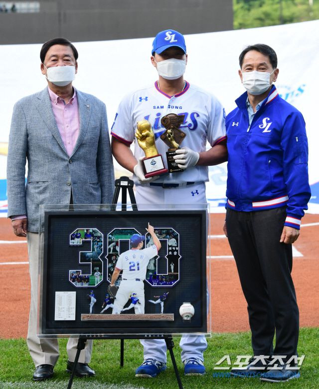 지난 5월 28일 대구 삼성 라이온즈파크에서 열린 경기 전 라이온즈 투수 오승환 300세이브 기념 시상식 모습. 왼쪽부터 정지택 KBO 총재, 오승환 선수, 원기찬 라이온즈 사장. 원 사장은 1980년대 초반 삼성전자 입사 때부터 줄곧 인사 라인에서 일한 한국 최고의 HR 전문가로 꼽힌다. /스포츠조선