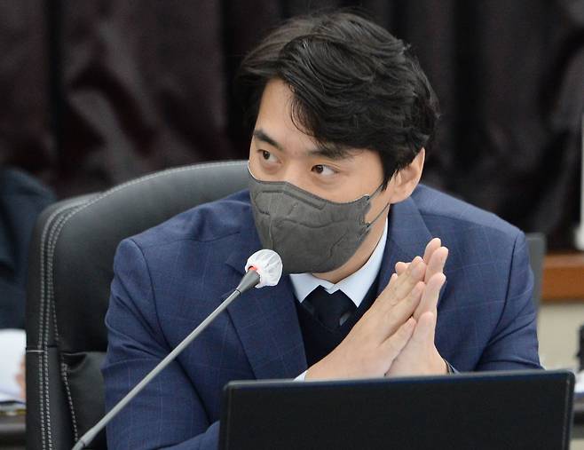 더불어민주당 한준호 의원이 지난달 18일 오전 대전 유성구 카이스트 대강당에서 열린 국회 과학기술정보방송통신위원회의 정부출연 연구기관(출연연) 국정감사에서 질의하고 있다. /연합뉴스