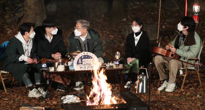 더불어민주당 이재명 대선후보가 20일 충북 진천에서 열린 두번째 명심캠프에서 청년들과 대화하고 있다. /연합뉴스