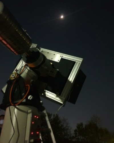 보현산 천문대에 설치된 국산 천체망원경 K-DRIFT 시험모델의 관측 장면. 크기는 구경 30cm가량으로 작지만 극미광 영역을 효율적으로 관측할 수 있다. 한국천문연구원 제공