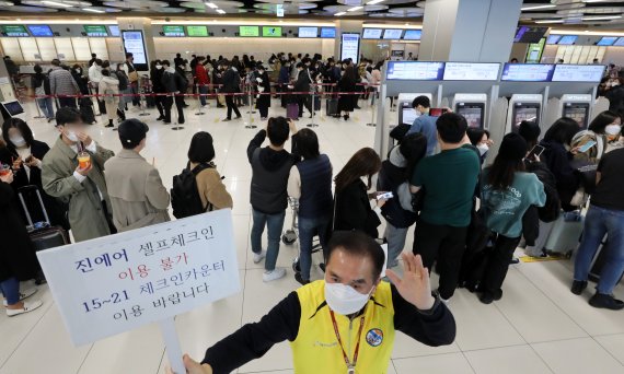 12일 오전 진에어의 여객 서비스 시스템에 장애가 발생해 서울 강서구 김포국제공항에서 시민들이 탑승 수속을 기다리고 있다.