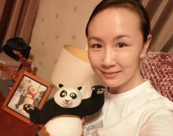 중국 관영매체 CGTN 기자가 20일 펑솨이 근황이라며 공개한 사진. [트위터 캡처]