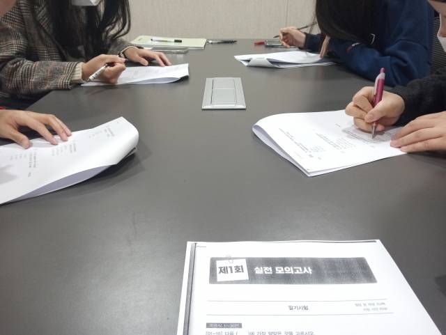 인턴 기자 5명이 귀화 시험 모의고사 문제를 풀어봤다.