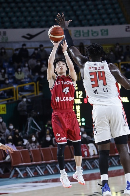 LG 이재도(왼쪽)가 SK 자밀 워니를 앞에 두고 슛을 시도하고 있다.
[KBL 제공]