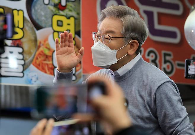 이재명 더불어민주당 대선 후보가 20일 오전 충남 논산 화지중앙시장을 방문해 시민들 앞에서 연설하고 있다. 뉴스1