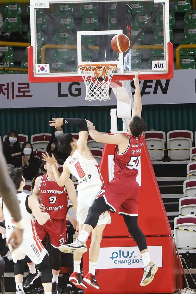 슛하는 LG의 아셈 마레이(오른쪽). [KBL 제공. 재판매 및 DB 금지]